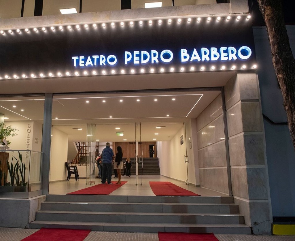 REINAUGURARON EL TEATRO PEDRO BARBERO